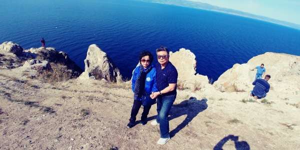 바이칼 호수에서 부인 박인순 씨와 함께 포즈를 취한 지호천 씨