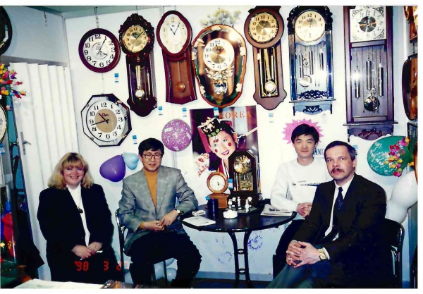 라닉스 직원 및 바이어와 포즈를 취한 황부용 사