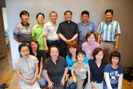 모스크바 한인성당 신도와 함께. 윗편 왼쪽에서 세번째가 박상일 씨, 가운데 오른쪽 두번째 유옥경 씨