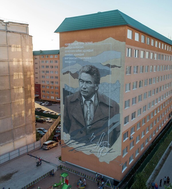 아파트 벽면에  그린 칭기스 아이트마토프 초상화/ 사진 출처 : 스푸트니크 키르기스스탄