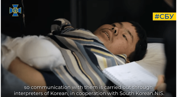 우크라이나 보안국(SBU)의 심문을 받고 있는 북한군 병사. 누군가 답변을 적고 있다/영상 캡처