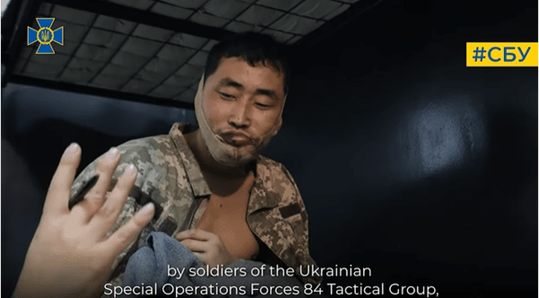 우크라이나 보안국(SBU)의 심문을 받고 있는 북한군 포로들. 한 명은 우크라이나에 남겼다고 했고, 다른 한 명은 돌아가겠다고 말했다/영상 캡처