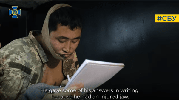 북한군 포로 공개 첫 영상에서 턱을 다친 포로가 필담을 나누는 모습