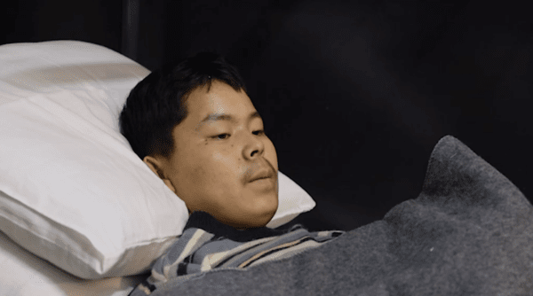 침대에 누워 편안한 모습으로 심문에 응하는 북한군 포로의 표정/영상 캡처