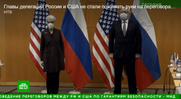 우크라이나 전쟁 발발 직전인 2022년 1월 담판에 나선 랴브코프 러시아 외무-눌런드 미 국무부장관. 두 사람은 협상에 앞서 그 흔한 악수조차 나누지 않았다/러시아 NTV 영상 캡처&nbsp;