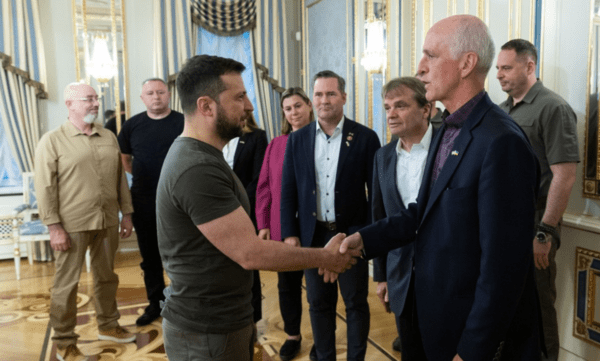 2022냔 젤렌스키 대통령을 만나 악수를 나누는 왈츠 트럼프 집권 2기 국가안보보좌관 지명자/사진출처:우크라 대통령실