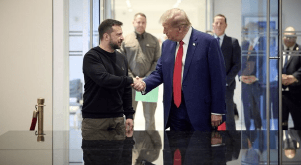 파리에서 마크롱 프랑스 대통령과 함께 트럼프 미 대통령 당선자를 만난 젤렌스키 대통령(위). 아래 사진은 2024년 공화당 대선 후보 시절의 트럼프와의 만남/사진출처:우크라 대통령실&nbsp;