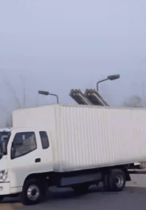 냉장 트럭의 지붕 위로 미사일 발사대가 올라온 북한제 MLRS/텔레그램 영상 캡처&nbsp;