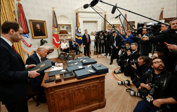 기자들이 지켜보는 가운데 행정명령에 서명하는 트럼프 미 대통령/사진출처:X(엑스) @화이트하우스