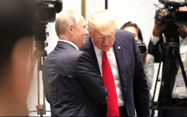 2017년 11월 트럼프 대통령에게 귀속말을 하는 푸틴 대통령/사진출처:크렘린.ru