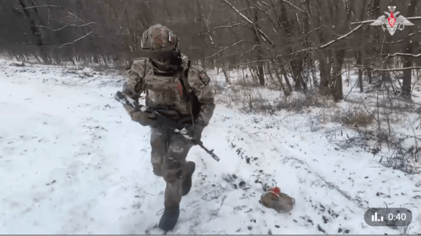 눈 덮힌 도로를 따라 진격하는 러시아군 병사/사진 출처:러시아 SNS인 vk영상 캡처&nbsp;