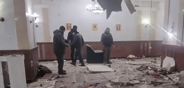 사건 현장을 조사하는 러시아 수사관들/사진출처:현지 TV 첸트르