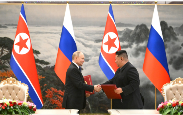 평양을 방문한 푸틴 대통령이 김정은 국무위원장과 포괄적인 전략적 동반자 관계 조약에 서명한 뒤 악수를 나누고 있다/사진출처:크렘린.ru