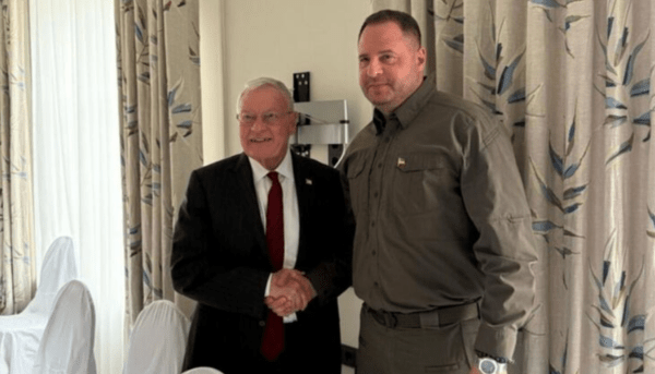 켈로그 특사와 예르마크 실장이 뮌헨안보회의에서 만나는 모습/사진출처:우크라 대통령실&nbsp;