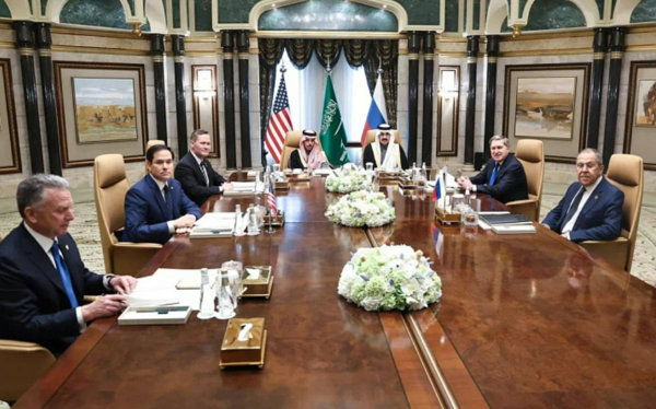 사우디아라비아 리야드에서 열린 미-러 장관급 회담. 사우디 측 인사가 회의 탁자 중간에 앉아 있다/사진출처:러시아 외무부(사이트)