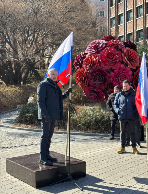 러시아 지지 시위를 이끌고(위) 연설하는 지노비예프 대사/사진출처:페이스북&nbsp;