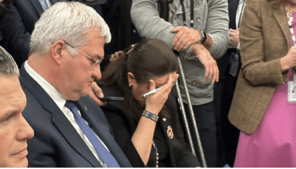 미-우크라 정상회의에 배석한 마르카로바 주미 우크라이나 대사가 손으로 얼굴을 감싸안으며 침통해하고 있다/사진출처:영상 캡처