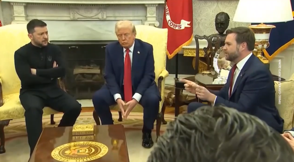 배석한 밴스 미 부통령이 대화에 끼어들자, 팔짱을 끼고 듣는 젤렌스키 대통령/영상 캡처&nbsp;