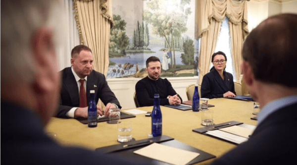 트럼프 대통령과의 정상회담 전 미 상하 양원 의원들과 만난 젤렌스키 대통령/사진출처:우크라 대통령실