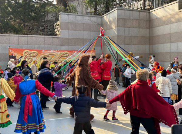 주한러시아대사관에서 열린 마슬레니차 행사. 맨 아래 사진이 짚으로 만든 허수아비(추첼로)를 불태우지는 않았지만, 서로 손을 잡고 도는 '호로보드'다/사진출처:주한러시아대사관 페이스북&nbsp;