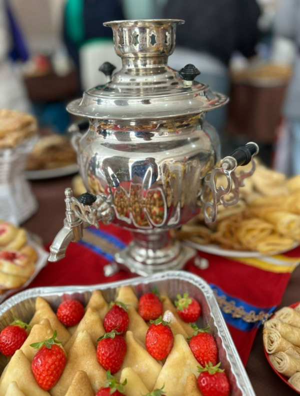 주한러시이대사관측이 마련한 마슬레니차 음식들/사진출처:대사관 페북