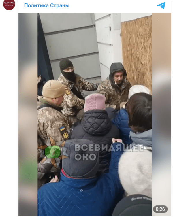 강제동원에 화가 난 우크라이나 시민들이 동원을 저지하는 장면/영상 캡처