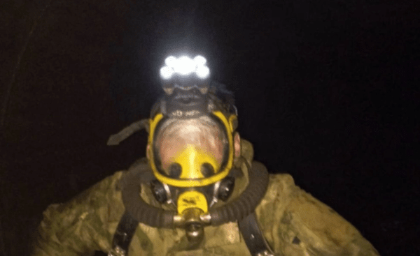 쿠르스크 점령 우크라이나군 후방을 습격하기 위해 방독면을 쓰고 가스관을 통해 침투하는 러시아군/텔레그램 영상 캡처