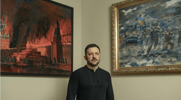 우크라이나 대통령 집무실 옆 부속실에 걸린 사진들 앞에 포즈를 취한 젤렌스키 대통령/사진출처:스트라나.ua