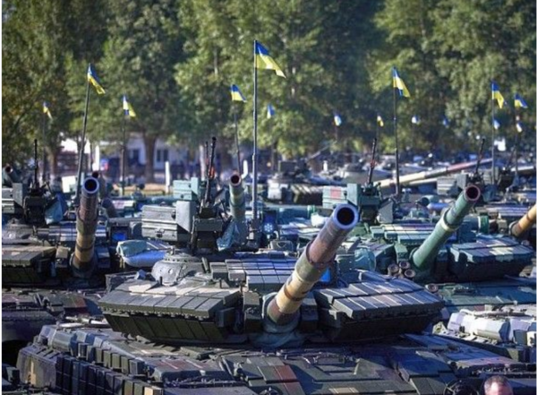 2022년 9월 헤르손시를 탈환한 우크라이나군 탱크들이 시내에 진을 친 모습/사진출처:우크라 대통령실