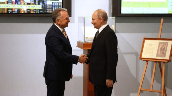 상트페테르부르크에서 위트코프 미 중동특사가 푸틴 대통령과 만나 악수를 나누고 있다/사진출처:크렘린.ru