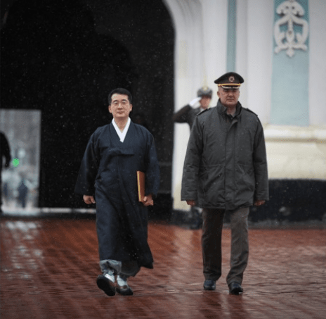 박기창 주우크라이나 대사가 의장대를 사열한 뒤 행사장으로 들어가&nbsp;