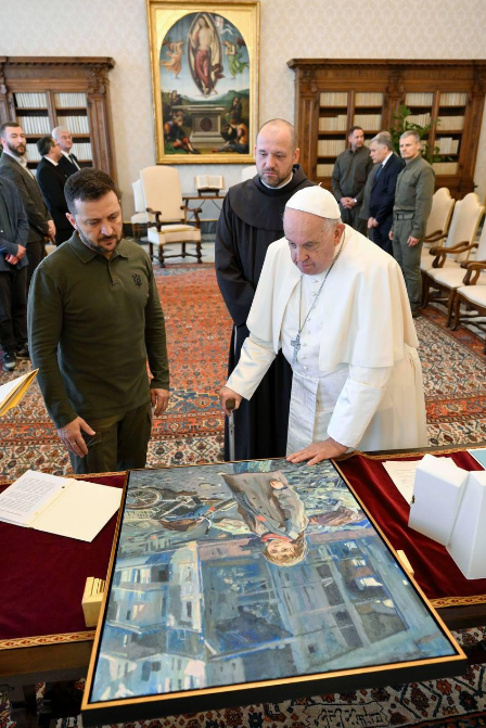 2024년 10월 프란치스코 교황을 만난 젤렌스키 대통령이 '부차 사건'의 그림을 전달했다/사진출처:우크라 대통령실&nbsp;