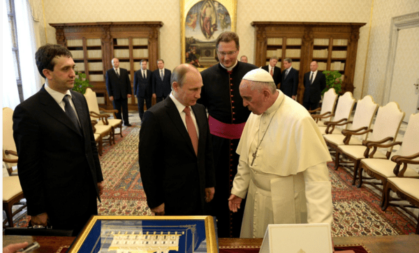 2015년 바티칸에서 프란치스코 교황을 만난 푸틴 대통령/사진출처:크렘린.ru