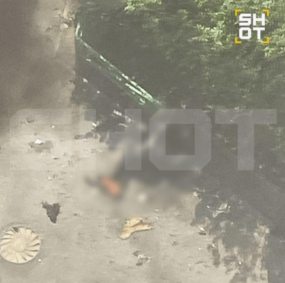 지난해 12월 전동 킥보드 폭발로 파괴된 아파트 출입구(위)와 25일 주차된 차량의 폭발 현장/사진출처:텔레그램 영상&nbsp;&nbsp;