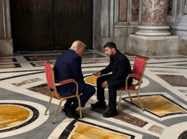 바티칸에서 만난 트럼프-젤렌스키 대통령. 배석자는 보이지 않는다/사진출처:우크라 대통령실