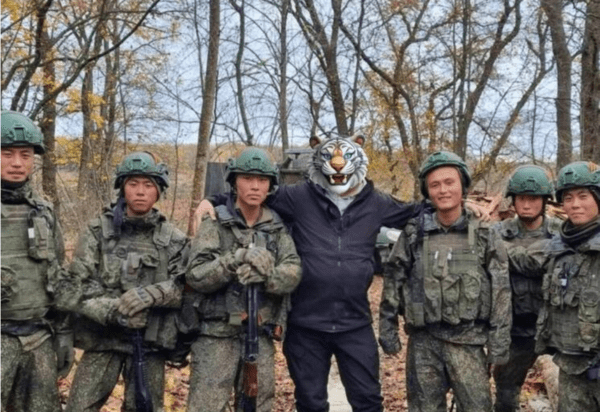 러시아측이 공개한 쿠르스크 파병 북한군 모습. 헬멧 왼쪽에 세인트 조지 리본이 보인다/사진출처:텔레그램 @Александра Гармаева.