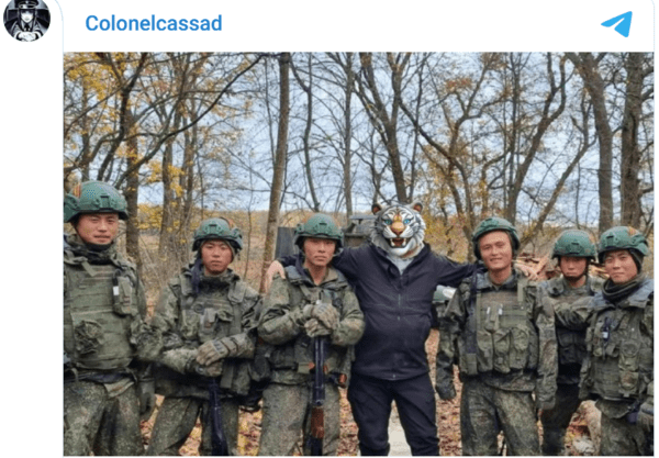 맨왼쪽 북한군 병사에 헬멧 오른쪽과 맨 왼쪽 병사의 헬멧 왼쪽에 세인트 조지 리본이 붙어있다/캡처&nbsp;