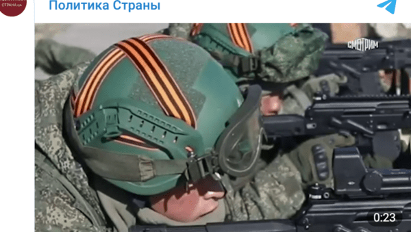 사격 훈련중인 북한군의 헬멧에 세인트 조지 리본이 부착돼 있다/영상 캡처