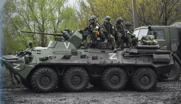 장갑차를 타고 이동하는 러시아군인들. 팔에는 흰색 완장이, 차량에는 승리를 뜻하는 Z가 표시돼 있다/사진출처:루튜브.ru&nbsp;