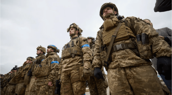 우크라이나 국기색이 노랑, 파란색 완장(헬멧)을 찬 우크라이나 군인들/사진출처:warfiles.ru, 우크라 대통령실