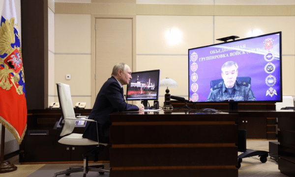 게라시모프 러시아군 총참모장(특수 군사작전 총사령관 겸임)으로부터 화상을 통해 쿠르스크주 탈환작전 완료를 보고받고 있는 푸틴 대통령/사진출처:크렘린.ru&nbsp;