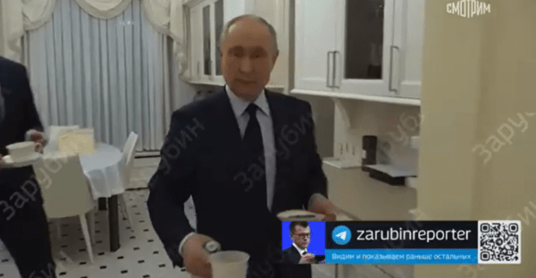 푸틴 대통령이 냉장고에서 케피르 병을 꺼내 보여준뒤(위) 두 잔에 따라 대접했다/영상 캡처