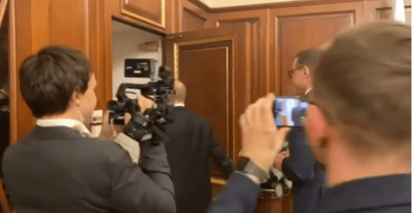 2020년 푸틴 대통령이 집무실에 딸린 사적 공간으로 자루빈 기자를 안내하고 있다