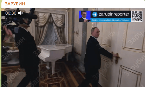 응접실을 나가는 문쪽에 놓여 있 흰색 피아노/캡처