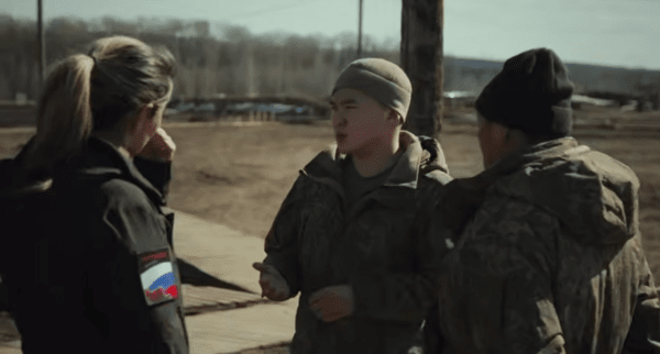 통역병을 통해 북한군 병사들과 대화를 나누는 마리나 김/텔레그램 영상 캡처