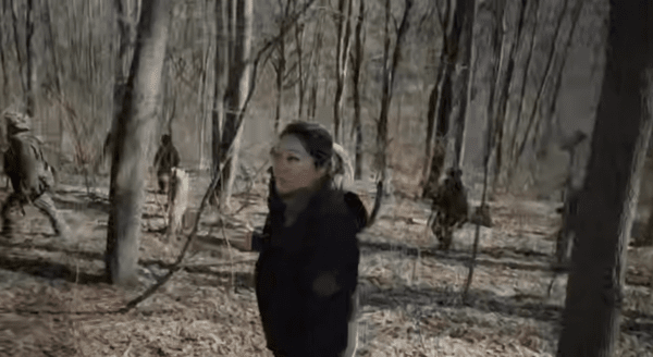 숲속에서 실전처럼 실시된 북한군 훈련이 끝난 뒤. 이동하는 북한군을 배경으로 훈련 상황을 설명하는 마리나 김/텔레그램 영상 캡처