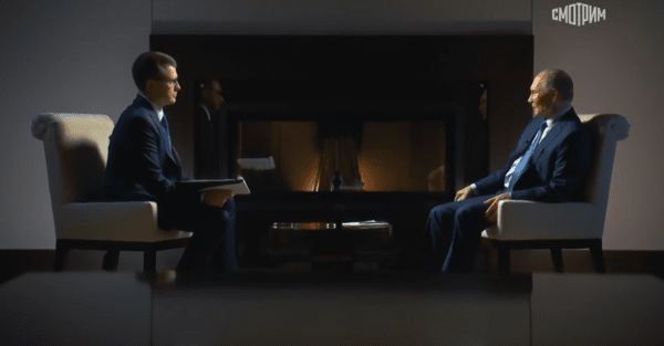 페치카 앞 안락 의자에 앉아 인터뷰를 응하는 푸틴 대통령/영상 캡처&nbsp;