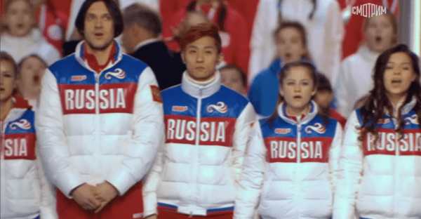 푸틴 25년 다큐 영상에 잡힌 쇼트 트랙의 안현수(빅토르 안) 선수. 2014년 소치 동계올림픽 선수단의 모습/캡처