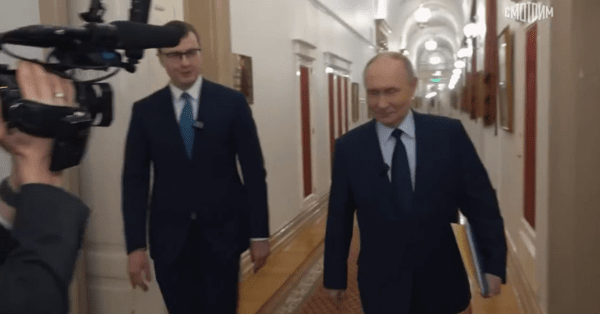 집무실을 나와 복도를 따라 걸으며