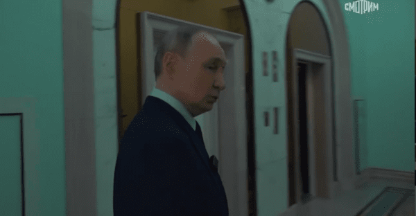 엘리베이터 앞에 도착해 열려 있는&nbsp;